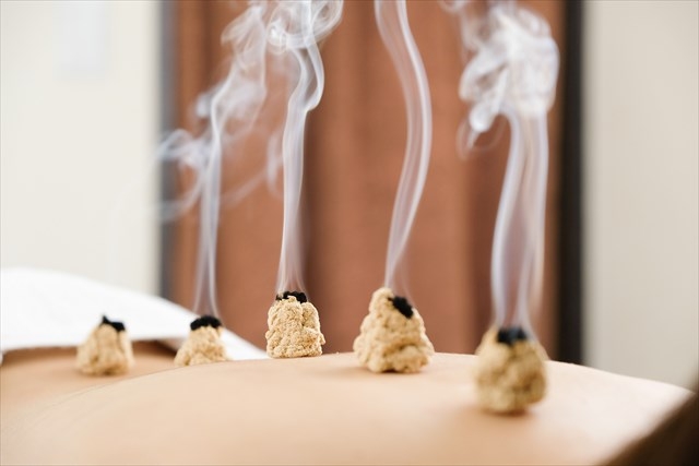 背中にお灸