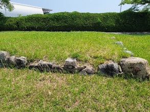 　本川沿いにある櫓跡（左上サッカー場）