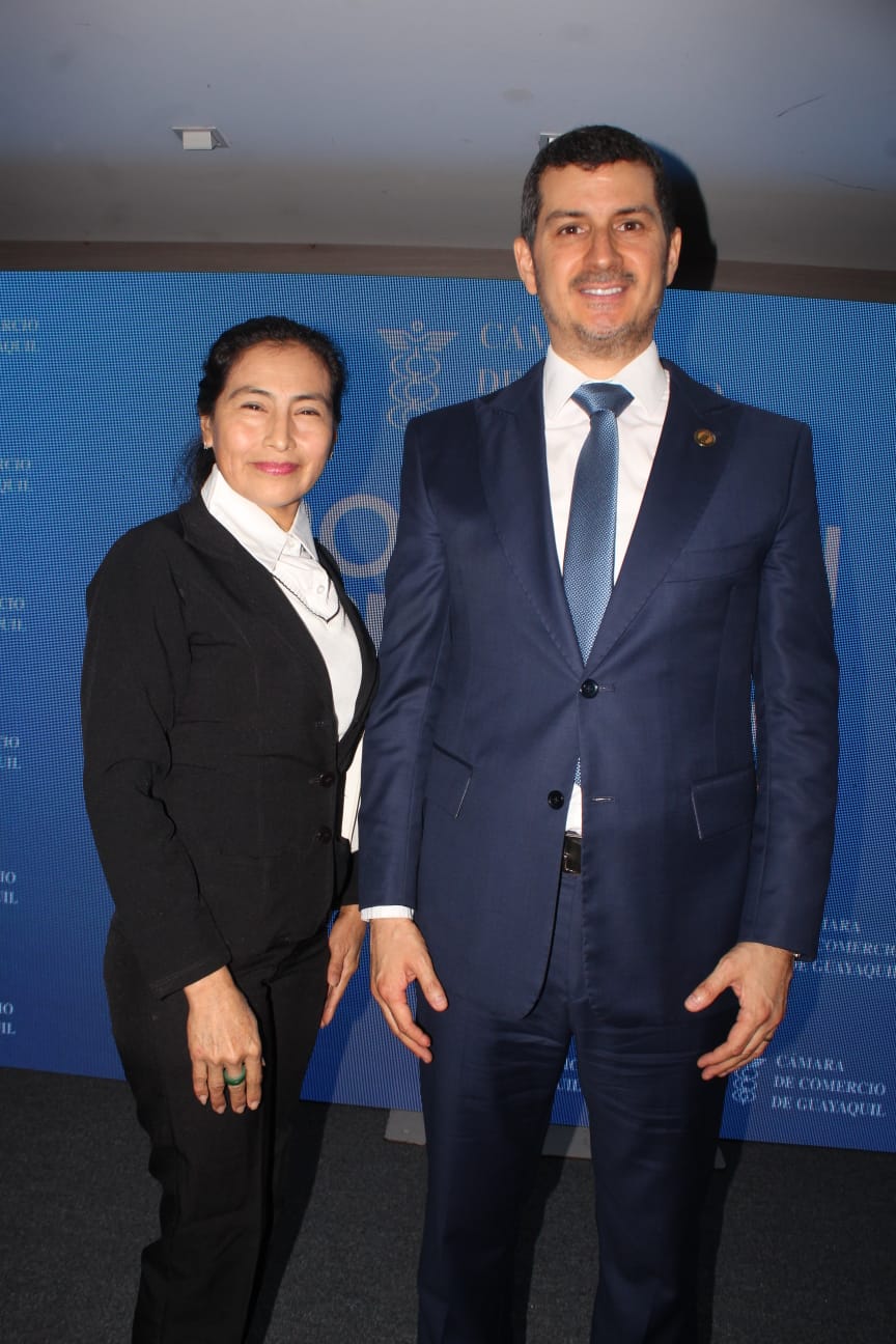 Adela Ortiz, socia de la CCG, junto al  presidente reelecto Miguel Angel Gonzalez.