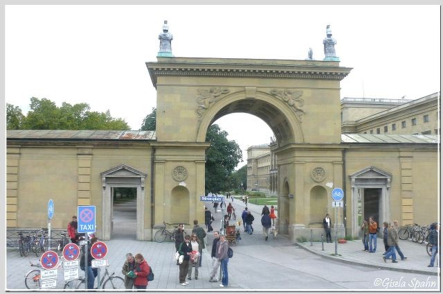 Das Hofgartentor am Odeonsplatz