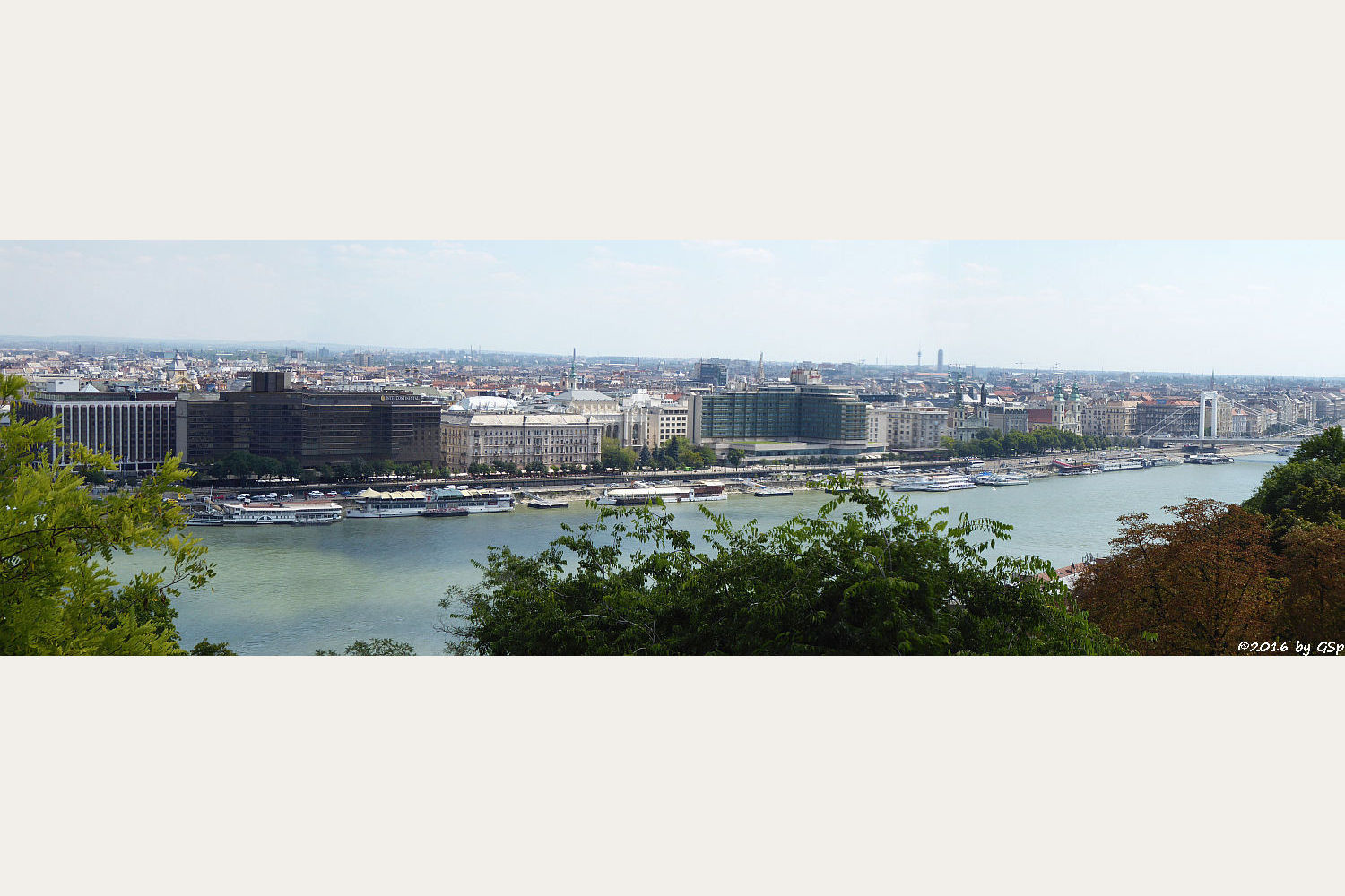 Pest, Donau, rechts Elisabethbrücke