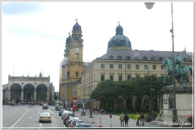 Das Reiterdenkmal Ludwig I. am Odeonsplatz mit Blick auf Feldherrnhalle und Theatinerkirche