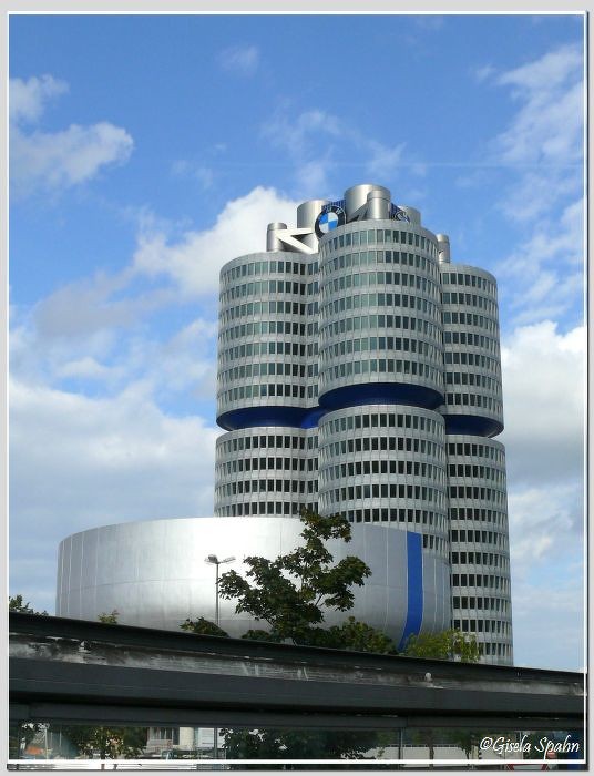 Firmenzentrale BMW, in der Silberschale das BMW-Museum