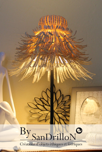 Lampe "Julia" (pièce unique). Réalisation d'un abat-jour en papier ancien. Tous droits réservés. 