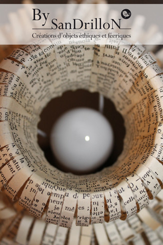Lampe "Julia" (pièce unique). Réalisation d'un abat-jour en papier ancien. Tous droits réservés. 