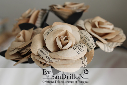 Roses en papier ancien. Tous droits réservés. 