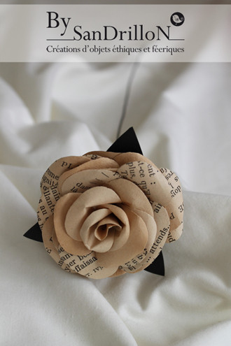 Roses en papier ancien. Tous droits réservés. 