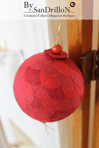 Boule "écailles" fibre rouge. Tous droits réservés.
