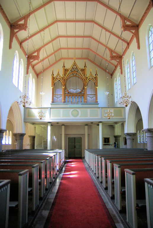 Kirchenschiff mit Orgelempore
