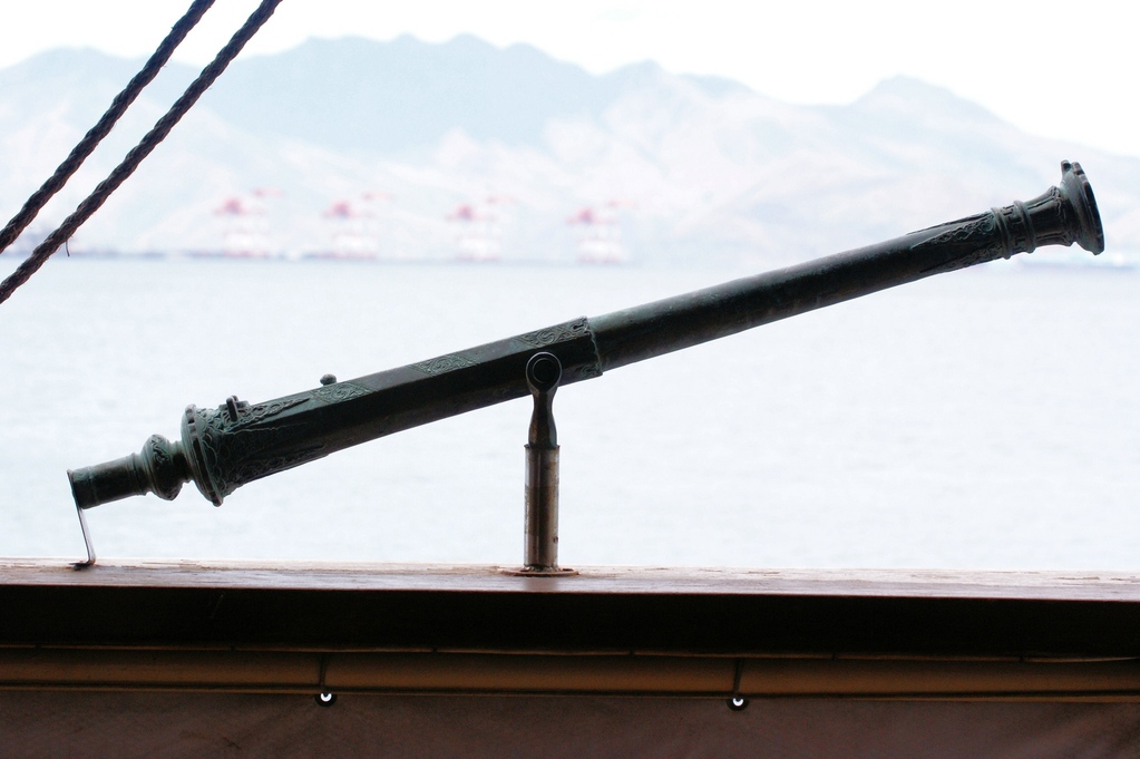 Das Schießgerät aus Bronze hat ein Kaliber von etwa 35mm und stammt von einem Indonesischem Piratenschiff, welches im 18Jhd vor der Subic-Bay gesunken ist. Das Teil ist im Privatbesitz eines Tauchlehrers der heute eine Tauchschule leitet.