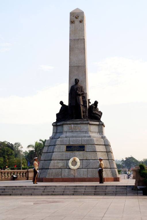 24 Std. rund um die Uhr steht die Ehrenwache vor dem "Rizal-Denkmal" in Manila