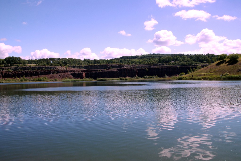 dieser See ist im Lauf der Zeit entstanden, nach dem man den Bergbau aufgegeben hat. Heute kann man darin Forellen fangen .