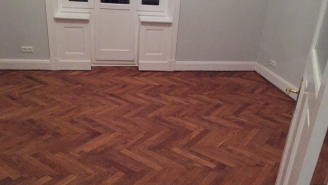 Neue Farbe, neuer Lack, Parkett geschliffen und geölt