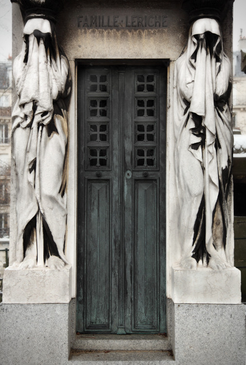 Faceless, Père Lachaise, Paris, France. (2010)