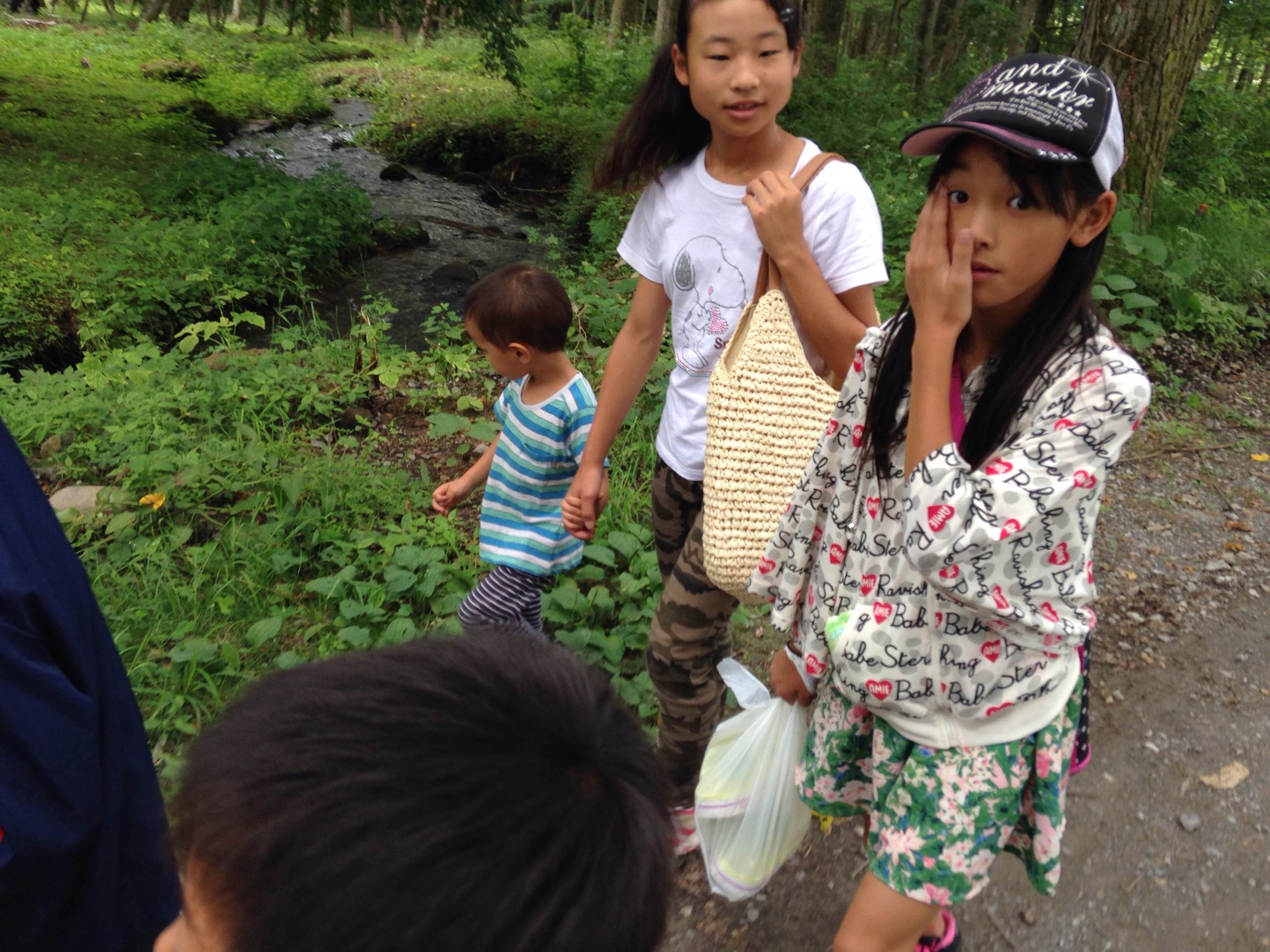 お姉さんが自然と小さい子と手を繋いて一緒に歩いてくれました