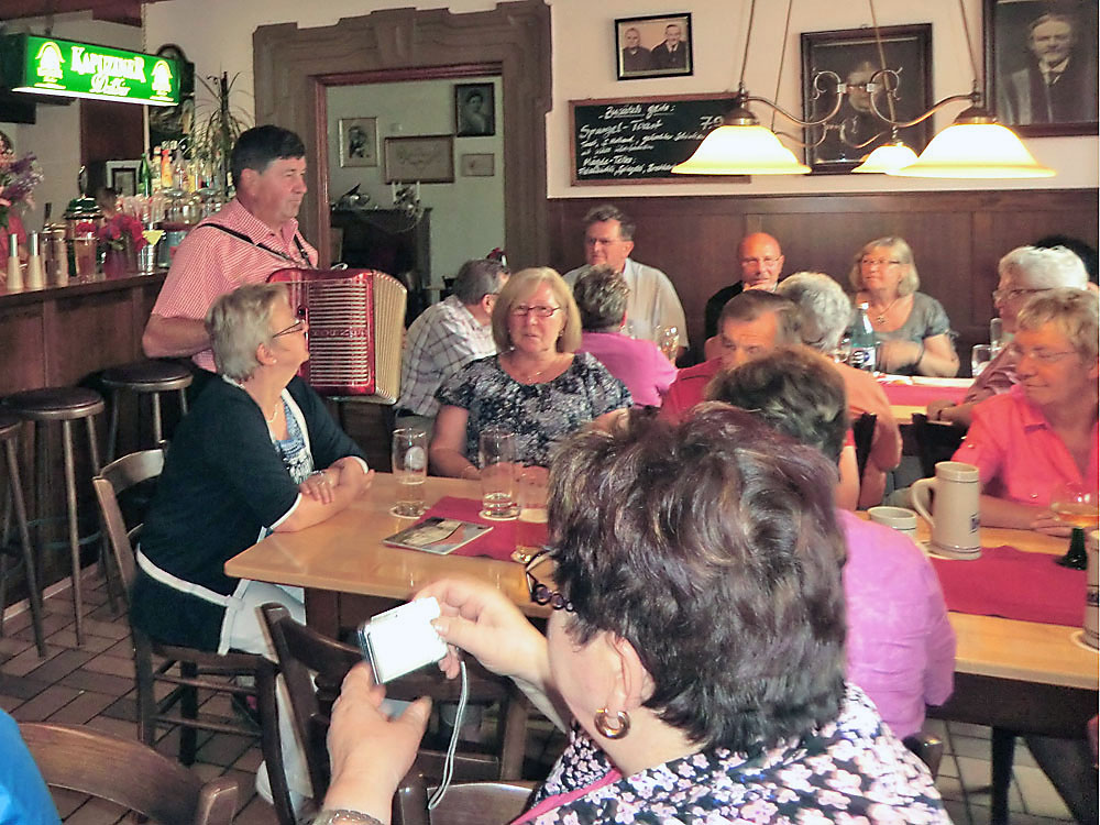 Einkehr im Gasthaus Kram, 2012