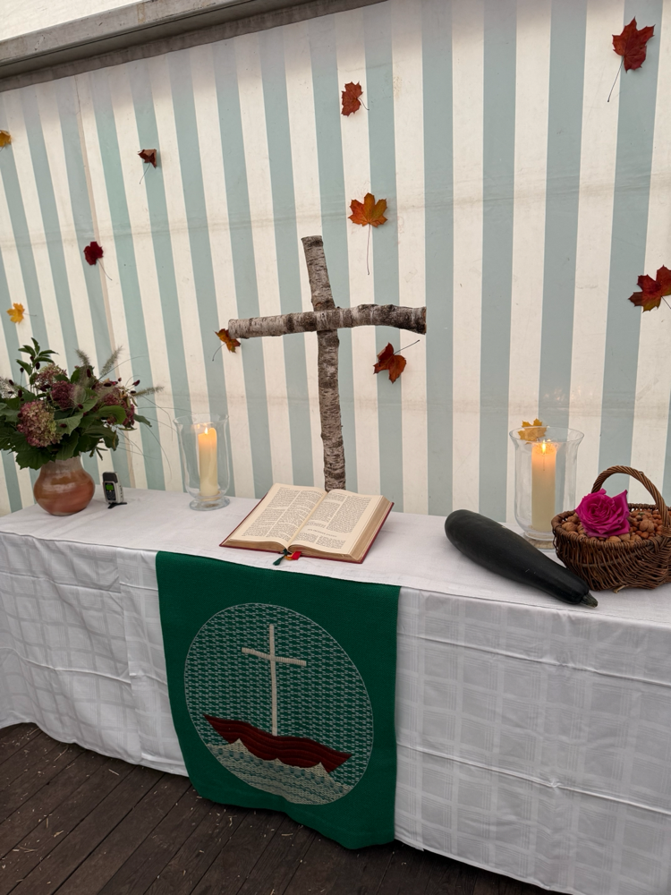 Gemeinsames Erntefest im Zelt