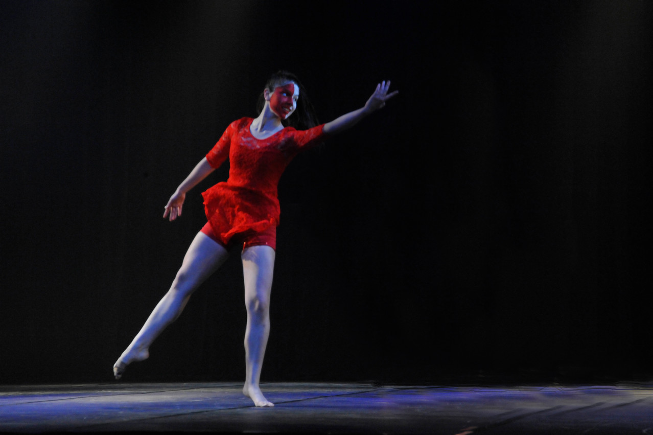 Cía Mo-Mo; Ana Luisa Baquedano Movimiento-Moderno / Allegreto In Bermello / 1° Lugar bento-em-danca oct. 2013