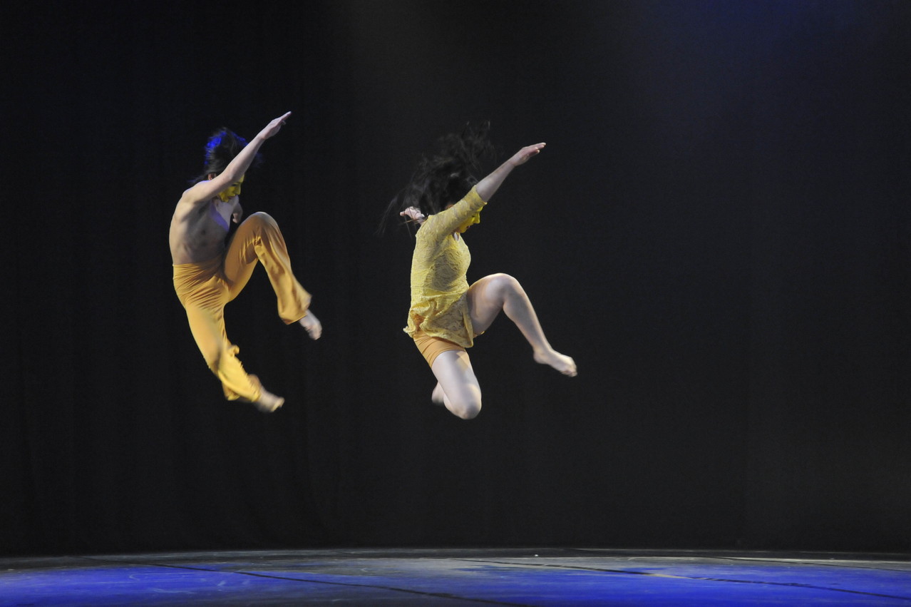 Cía Mo-Mo; Ana Luisa Baquedano Movimiento-Moderno / Allegreto In Bermello / 1° Lugar bento-em-danca oct. 2013