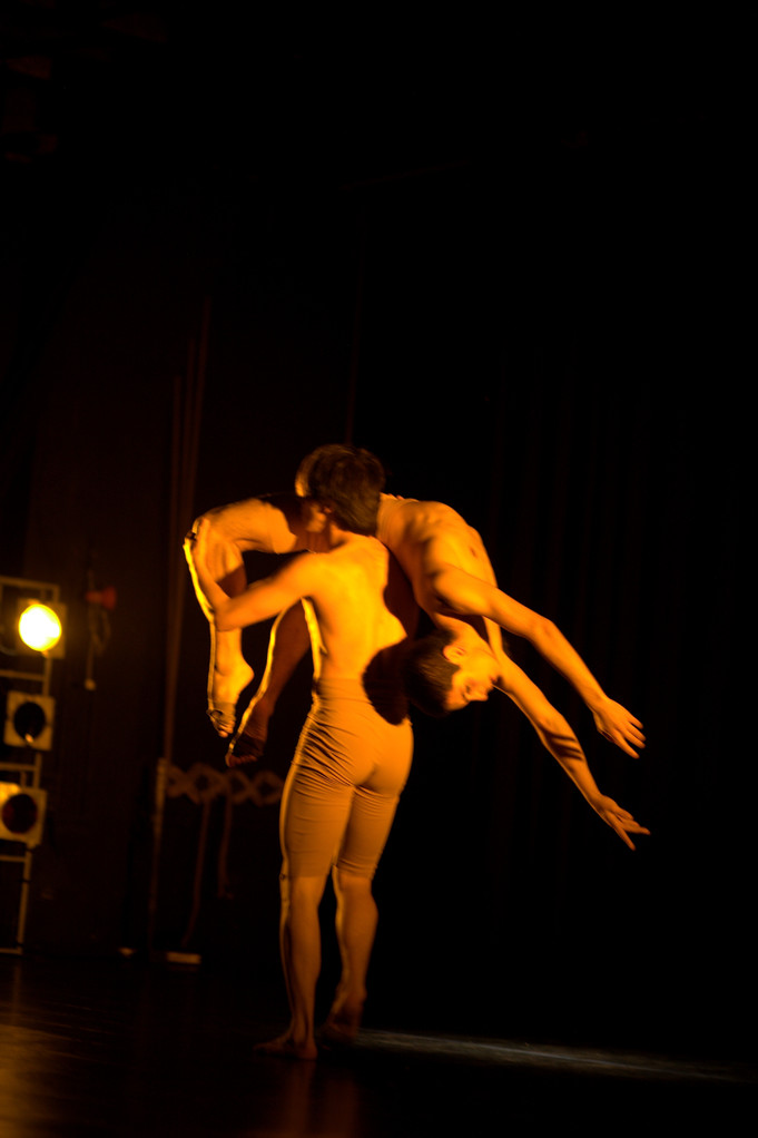 Cía.Mo-Mo Dúo "Tuba Mirum" Intértpretes Benjamín Marchant-Cristhián Marambio Jul-2013