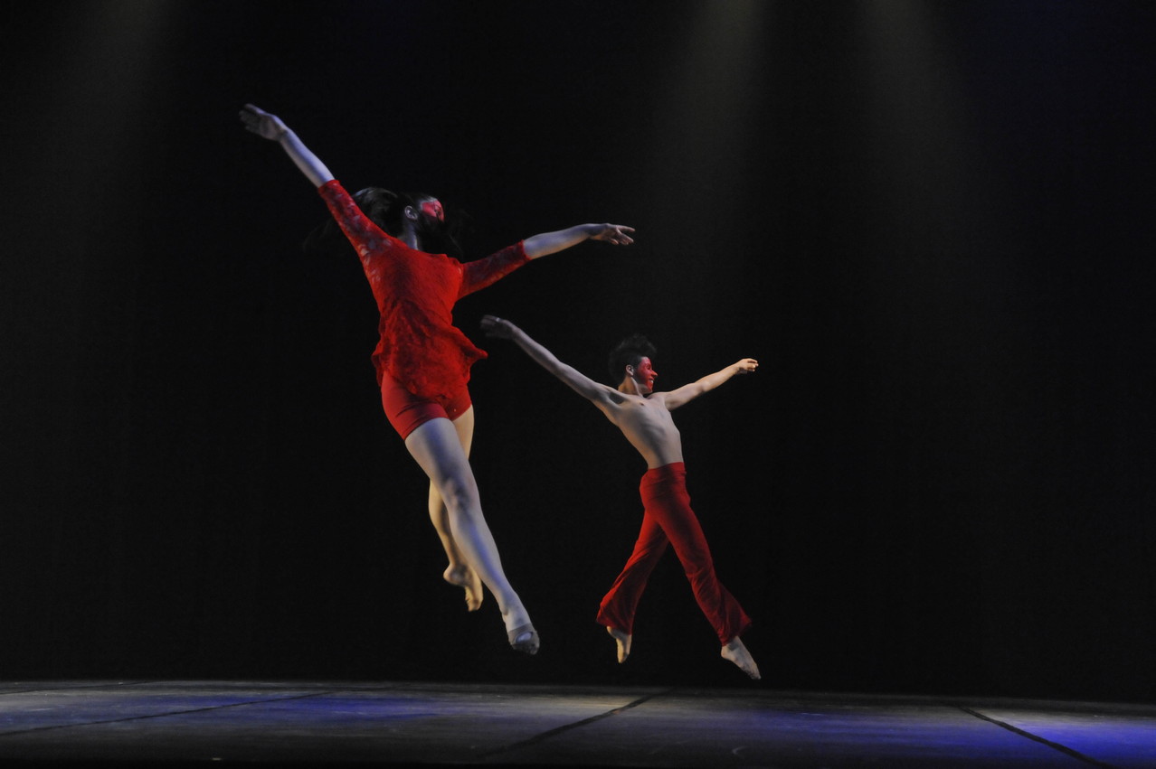 Cía Mo-Mo; Ana Luisa Baquedano Movimiento-Moderno / Allegreto In Bermello / 1° Lugar bento-em-danca oct. 2013