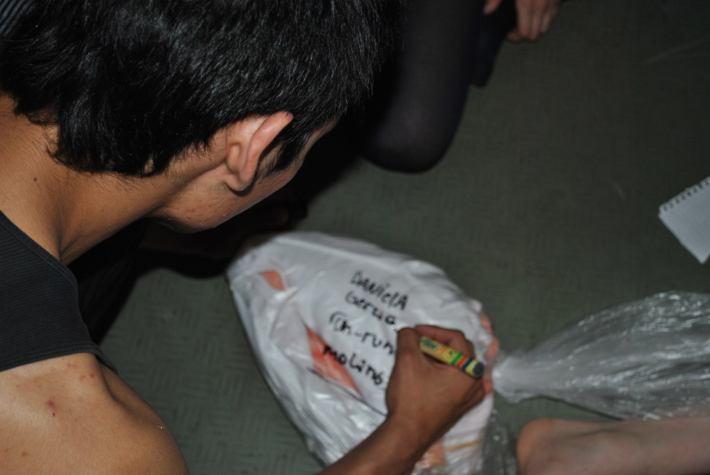 guardando los trajes del viaje