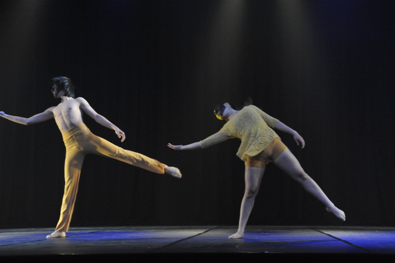 Cía Mo-Mo; Ana Luisa Baquedano Movimiento-Moderno / Allegreto In Bermello / 1° Lugar bento-em-danca oct. 2013