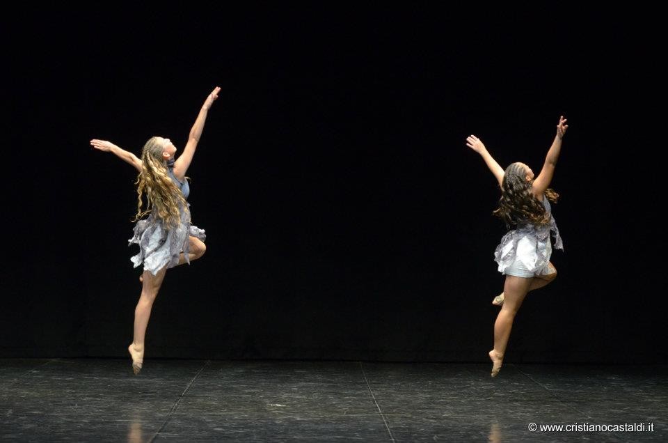 Obra Queltehues Italia 2012 Coreografía A.L.Baquedano Intérprete Laura Ahumada-Amanda Torres
