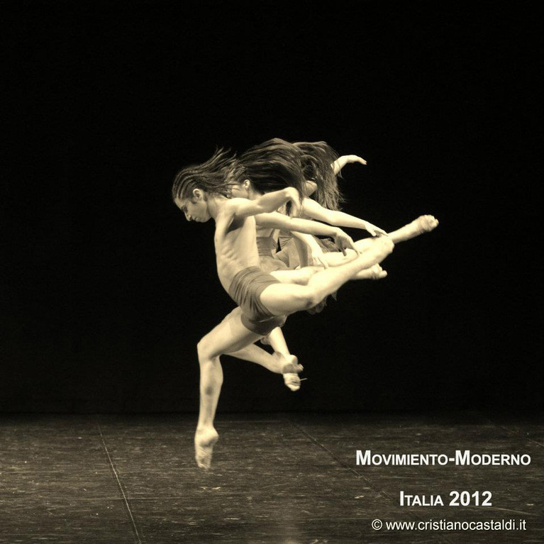 Obra Dies Irae  Italia 2012 Coreografo A.L.Baquedano intérpretes Isidora Barañao-Nataly Balboa-José Luis Santibañez