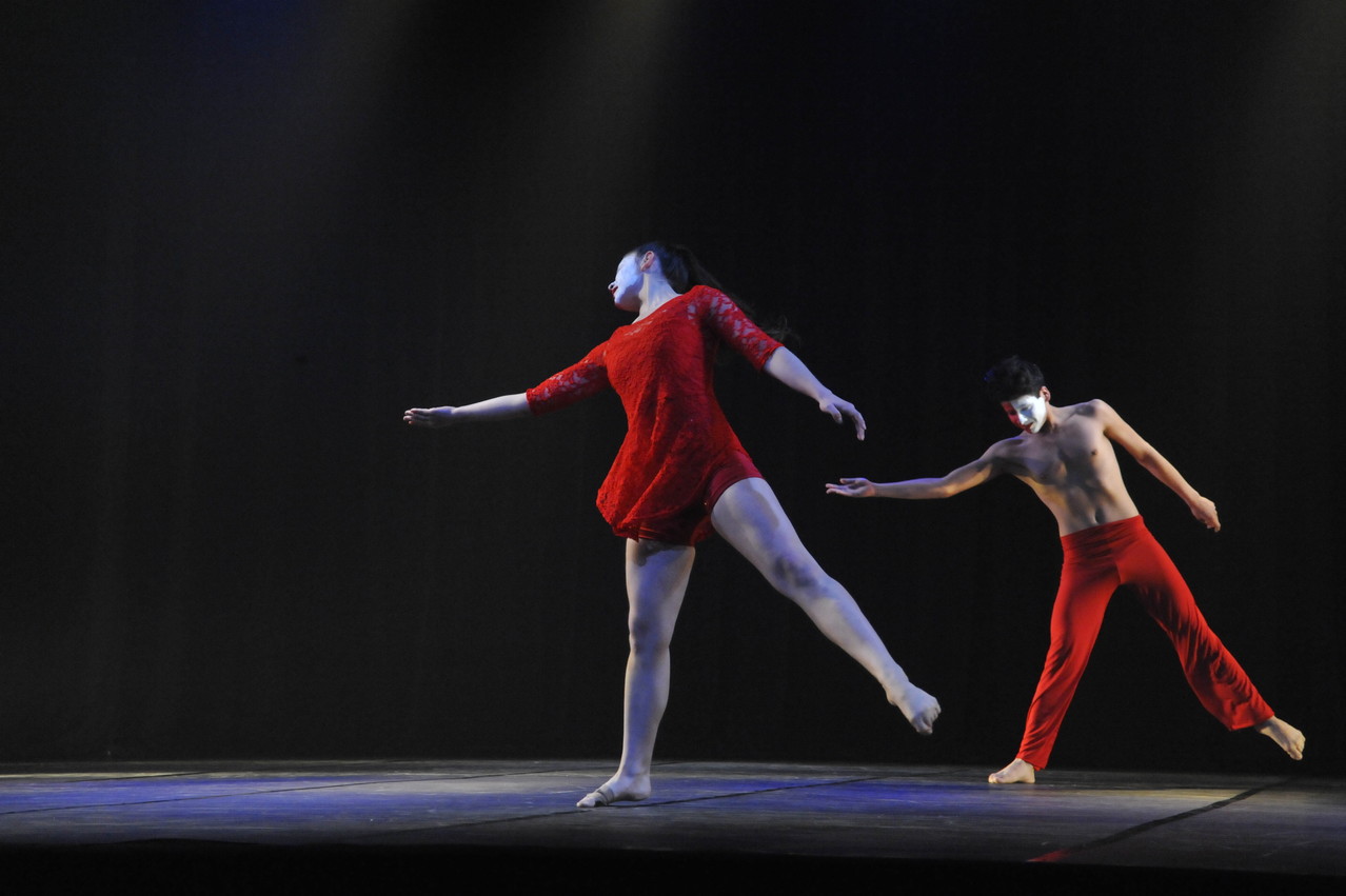 Cía Mo-Mo; Ana Luisa Baquedano Movimiento-Moderno / Allegreto In Bermello / 1° Lugar bento-em-danca oct. 2013