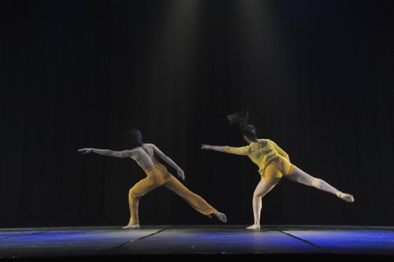 Cía Mo-Mo; Ana Luisa Baquedano Movimiento-Moderno / Allegreto In Bermello / 1° Lugar bento-em-danca oct. 2013