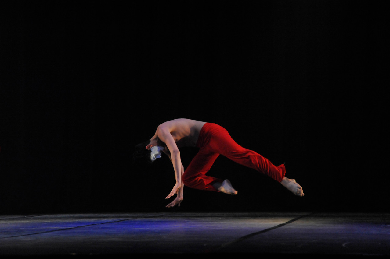 Cía Mo-Mo; Ana Luisa Baquedano Movimiento-Moderno / Allegreto In Bermello / 1° Lugar bento-em-danca oct. 2013