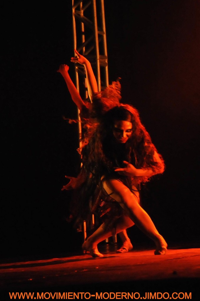 Obra Gárgolas 1º lugar bento-em-danca Brasil 2012 , imágenes Solange Avelinoem-danca Brasil 2012 , 