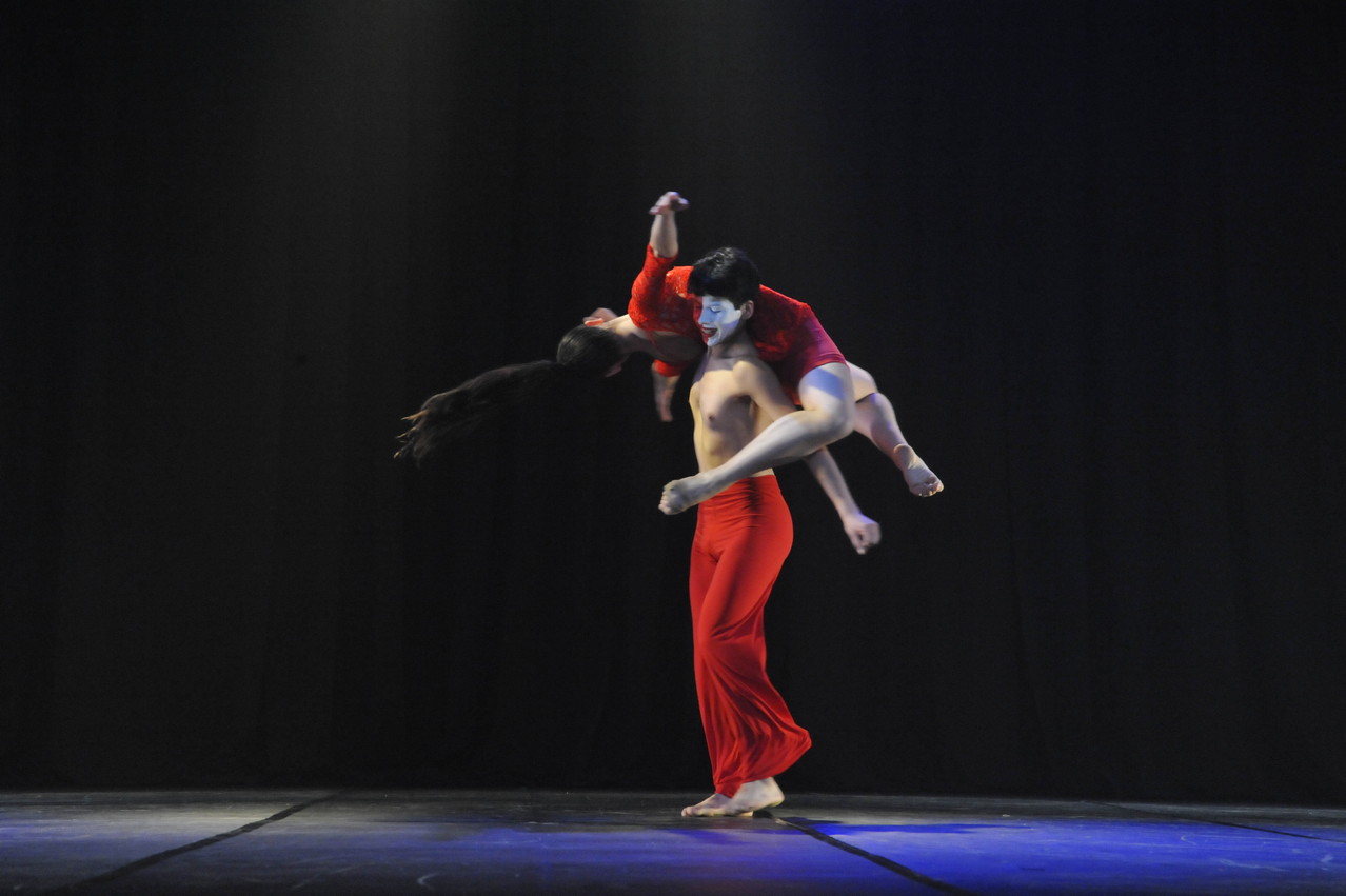 Cía Mo-Mo; Ana Luisa Baquedano Movimiento-Moderno / Allegreto In Bermello / 1° Lugar bento-em-danca oct. 2013