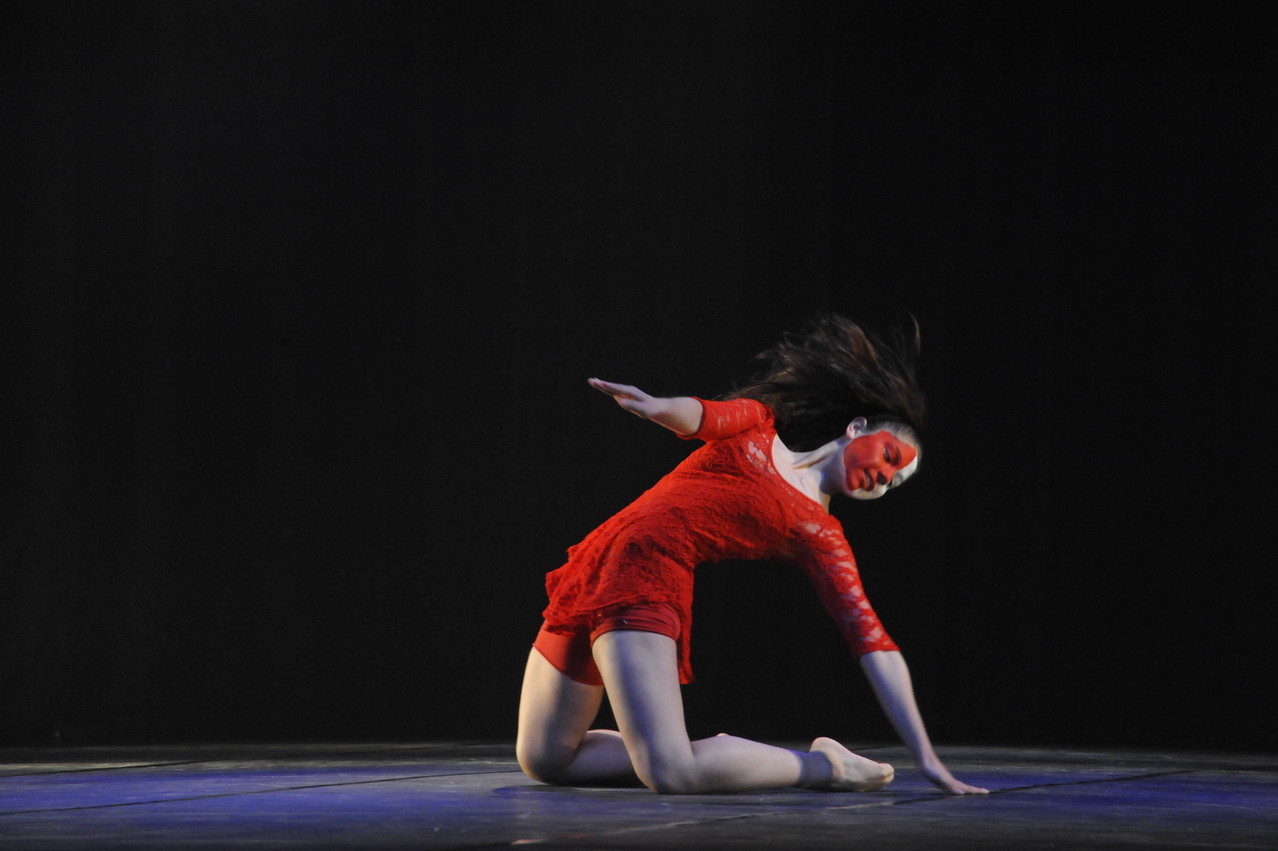 Cía Mo-Mo; Ana Luisa Baquedano Movimiento-Moderno / Allegreto In Bermello / 1° Lugar bento-em-danca oct. 2013