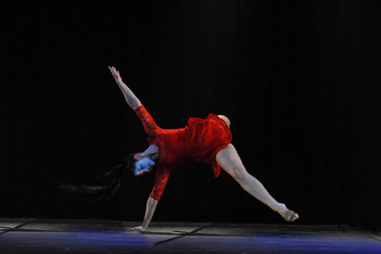 Cía Mo-Mo; Ana Luisa Baquedano Movimiento-Moderno / Allegreto In Bermello / 1° Lugar bento-em-danca oct. 2013