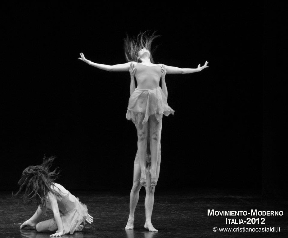 Obra Dies Irae  Italia 2012 Coreografo A.L.Baquedano intérpretes Isidora Barañao-Nataly Balboa-José Luis Santibañez