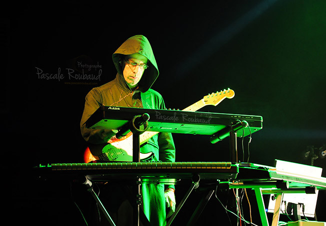 Secretchiefs3 le pianiste au synthé photo couleur