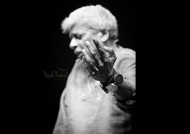 Trilok gurtu avec la Ruche Nice  photo noir et blanc du chanteur