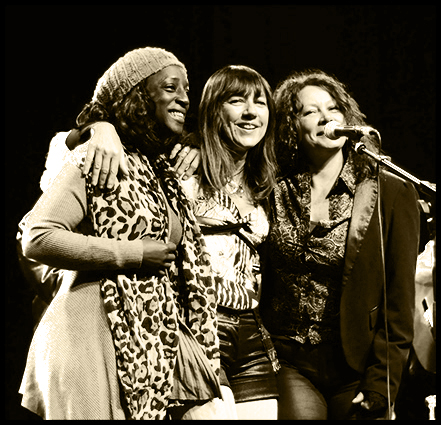 photo du concert de Women on stage.Les femmes chanteuses et musiciennes sont regroupées