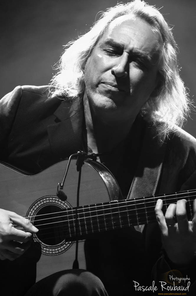 Concert Louis Winsberg le chanteur est à la guitare fermant les yeux