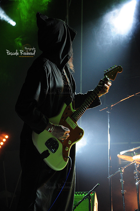 groupe Secretchiefs3 à Nice photo de un des guitariste avec sa capuche