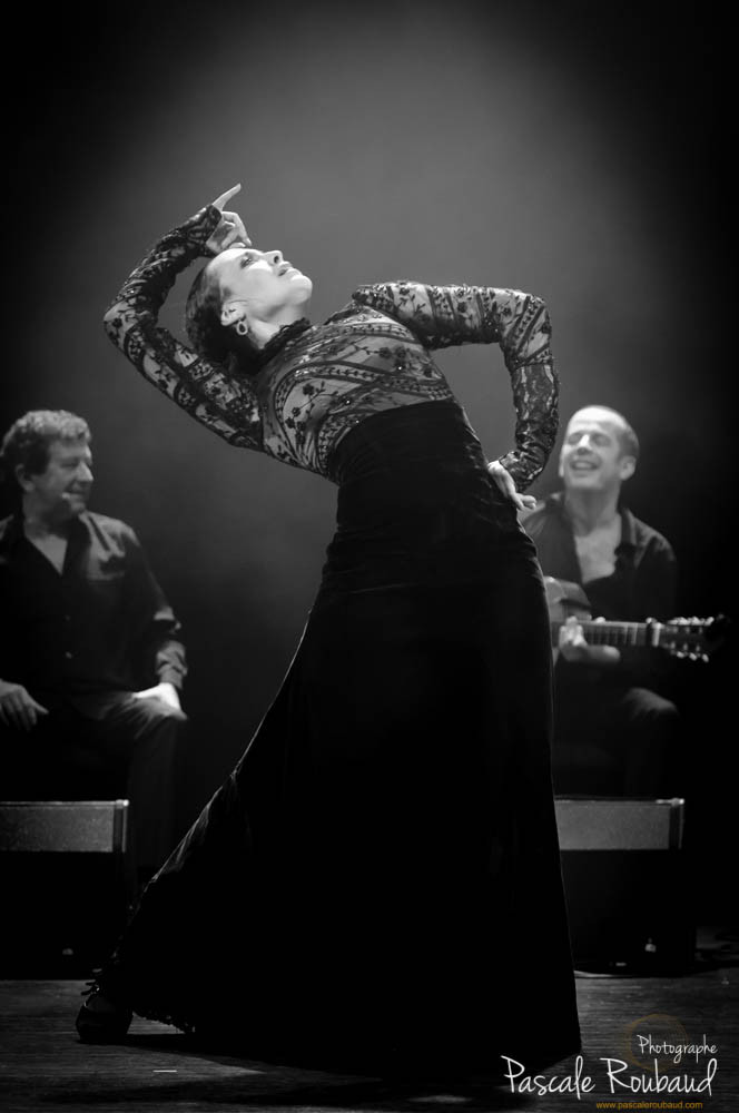 Reveleo flamenco à Nice photo en noir et blanc de la danseuse qui dase le flamenco