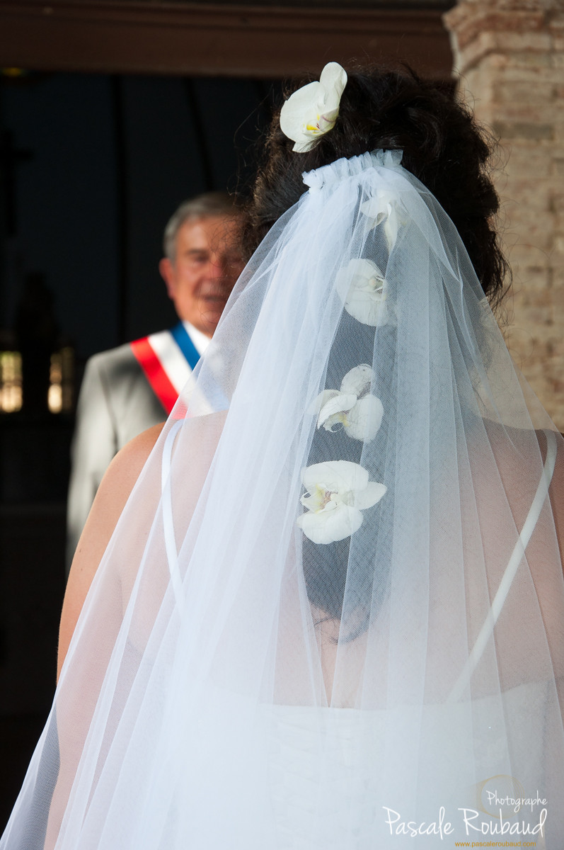 Maire de fayence face à la mariée de dos en flou