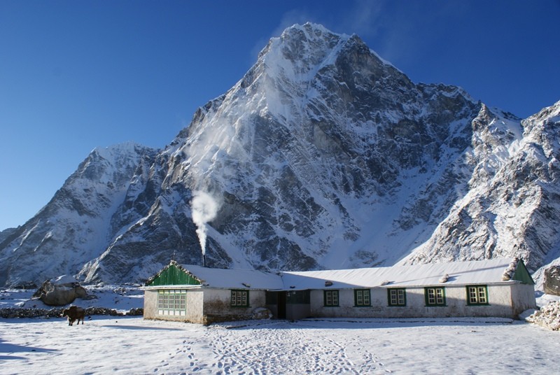 Dzongla Lodge im Hintegrund Cholatse