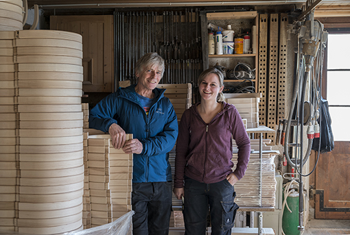 Jo und Viola Lindauer in der Werkstatt