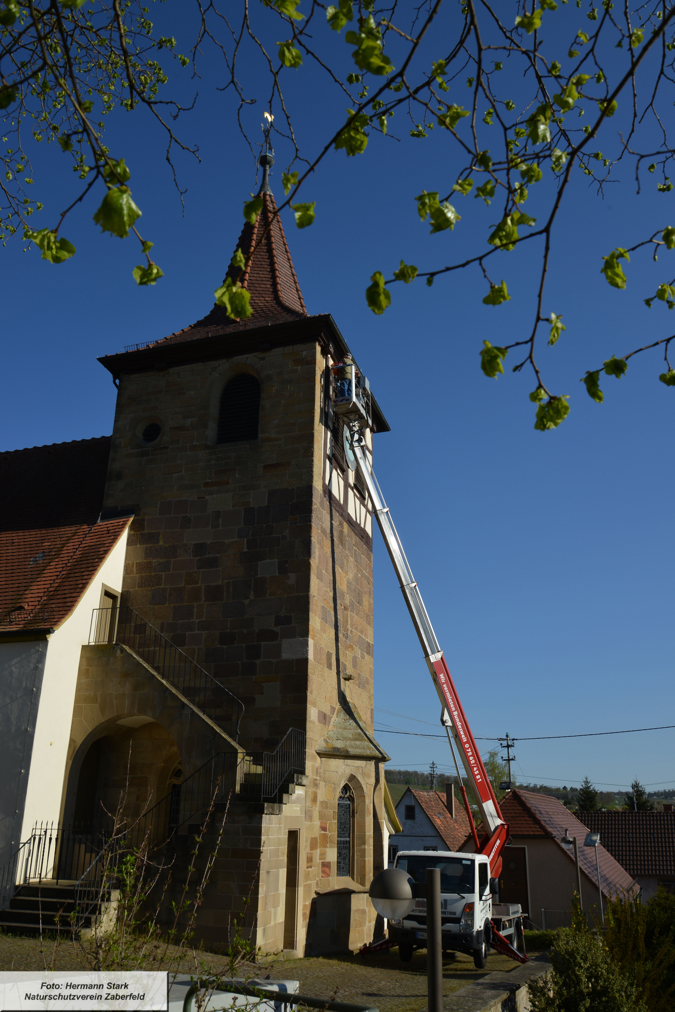 Hubsteiger an Kirche Zaberfeld