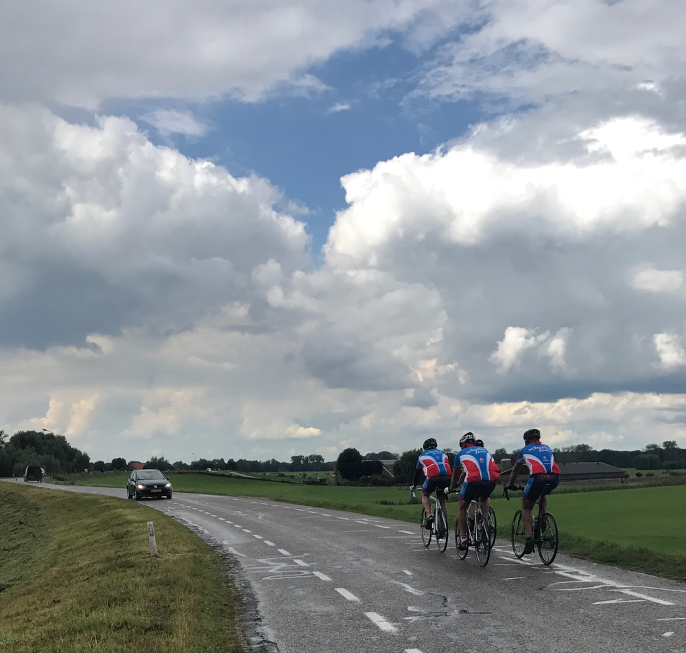 Vorsicht Radfahrer, also schön rechts rüber. Fußgänger? Abbremsen? Nicht mein Problem