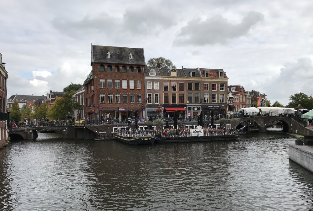 Von links kommt der Oude Rijn, rechts der Nieuwe Rijn