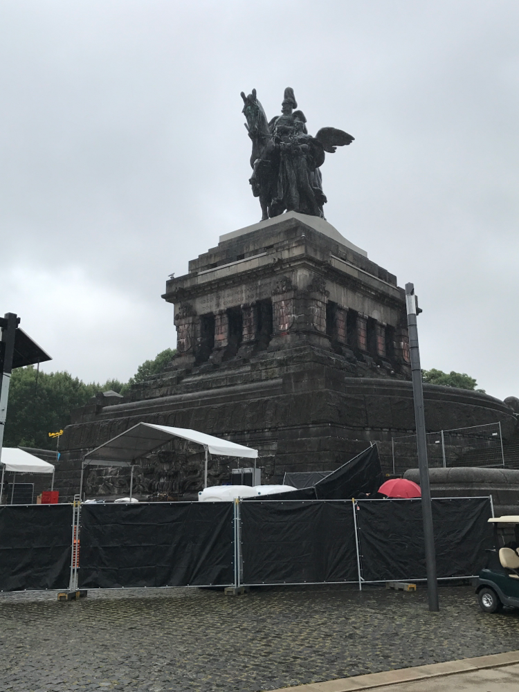 Kaiser Wilhelm Denkmal...ob es schön ist, mag jeder selbst entscheiden, groß ist es auf jeden Fall ( mit Sockel 37 m hoch)